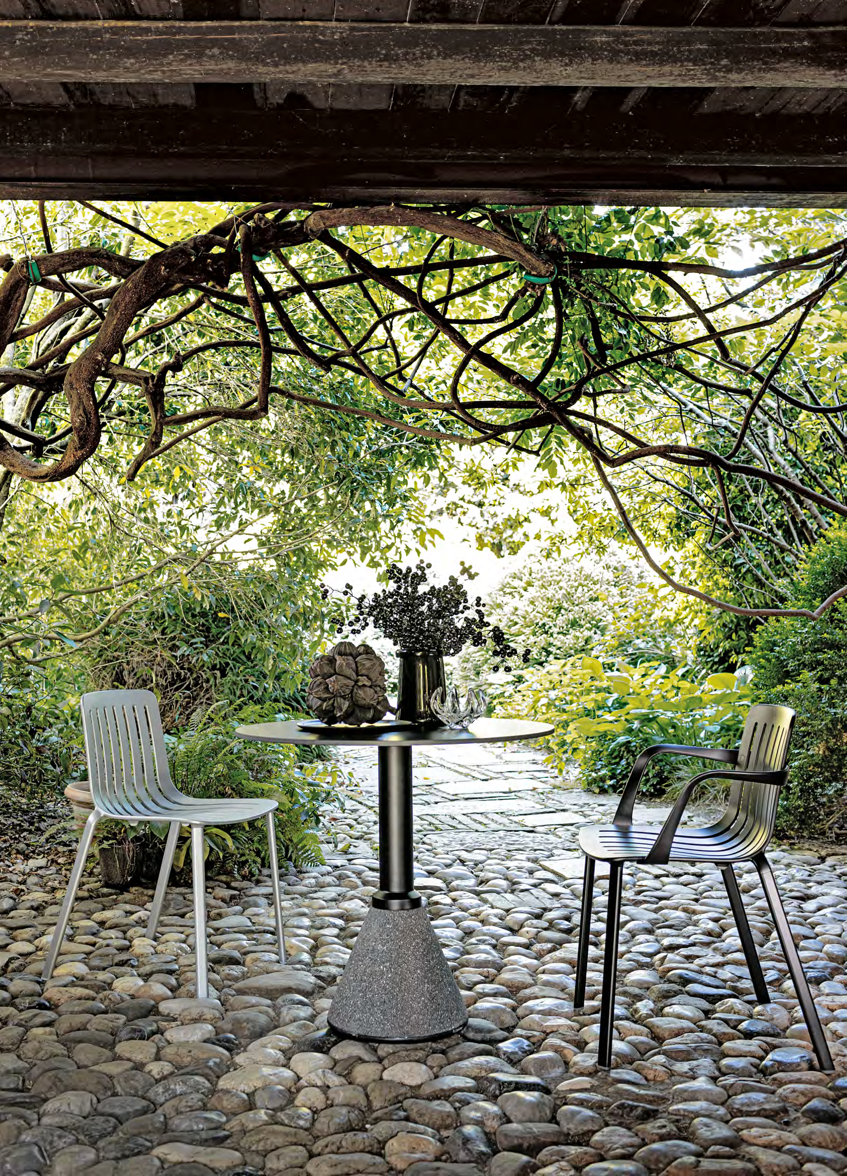 How to Import Outdoor Furniture from China to Canada : A Wholesaler Guide