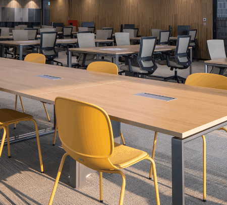 Modular outdoor seating arrangements for collaborative business meetings