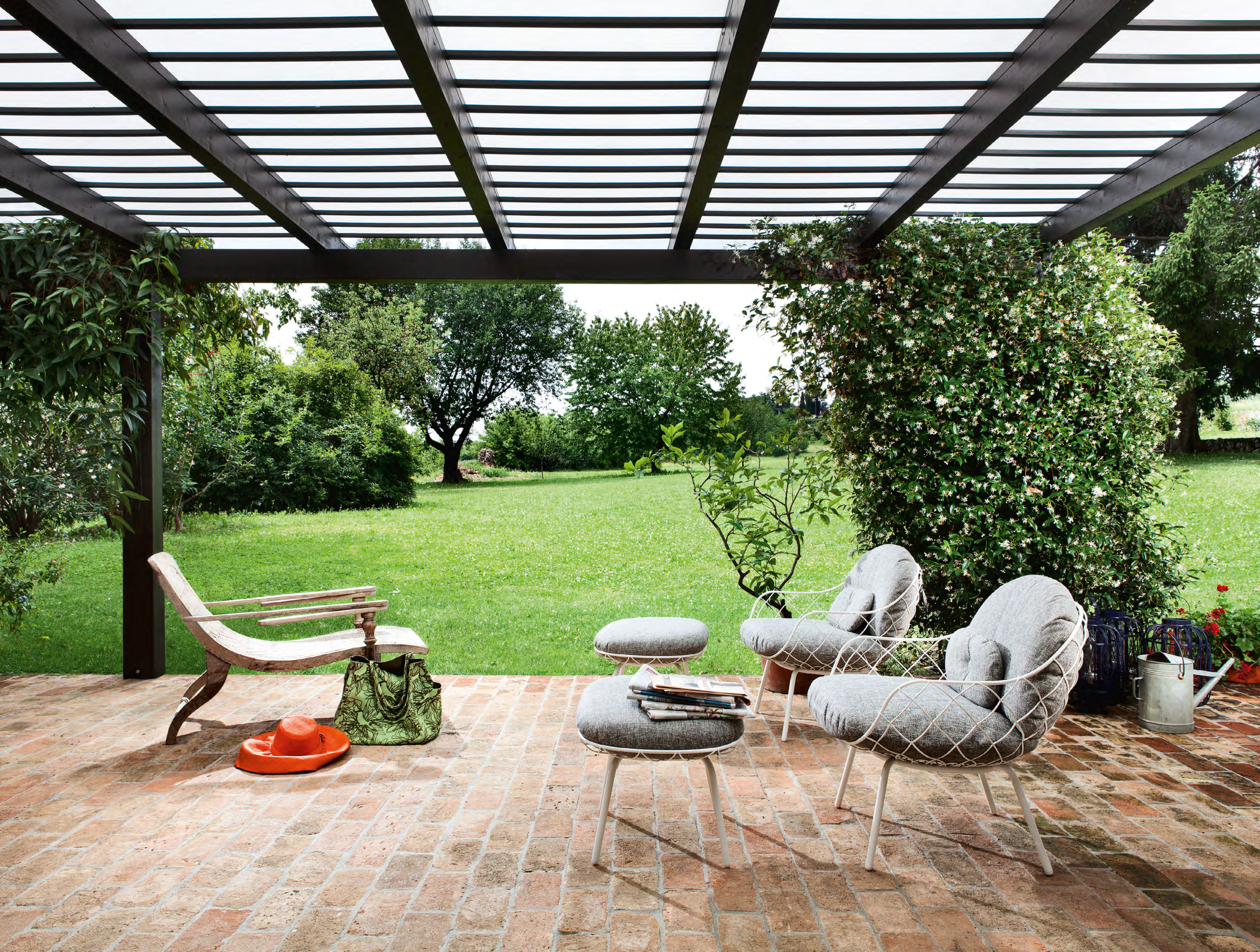 Choosing the Right Outdoor Furniture Manufacturer for Your Wholesale Business